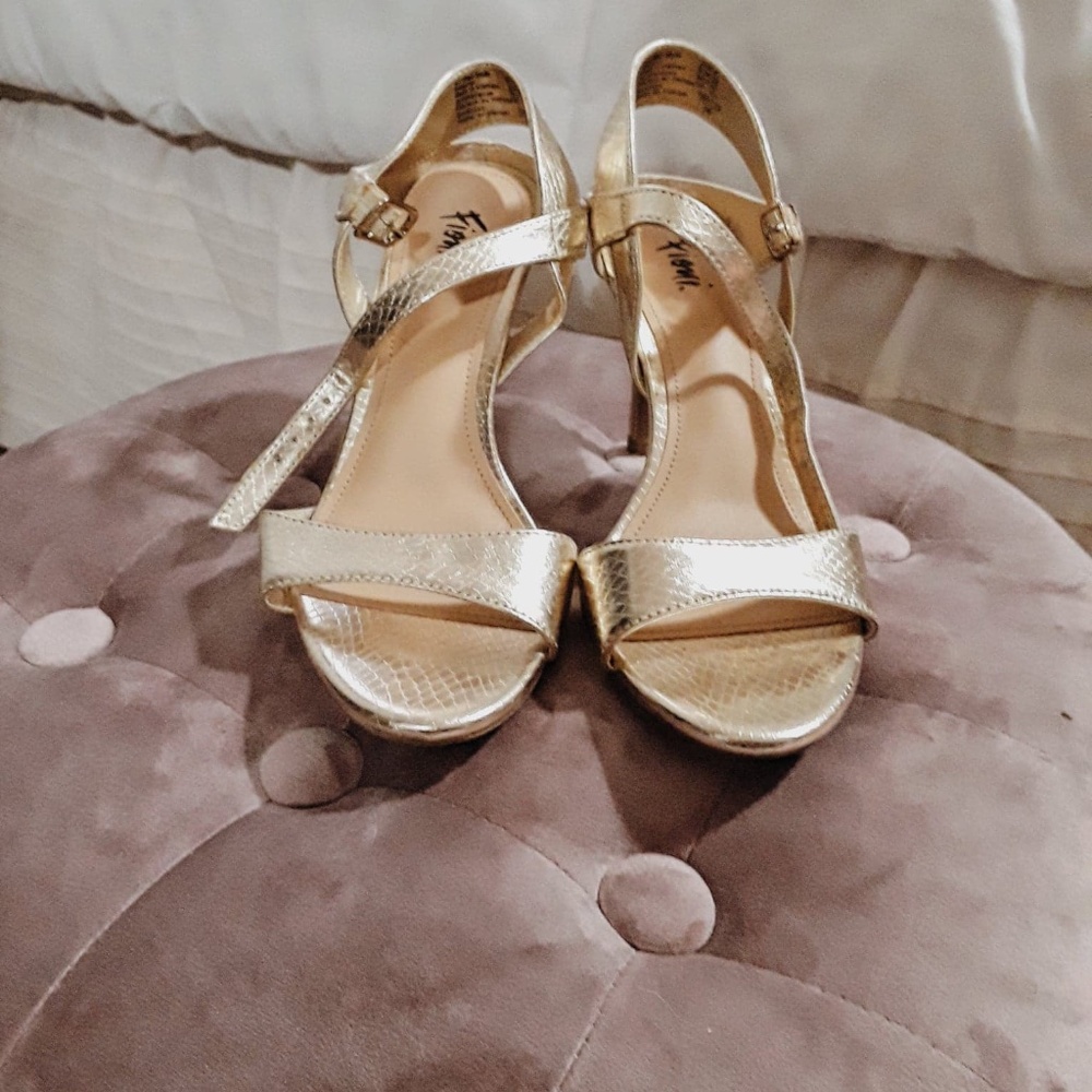 Gold Metallic Summer Sandal Heels Womens Size 5